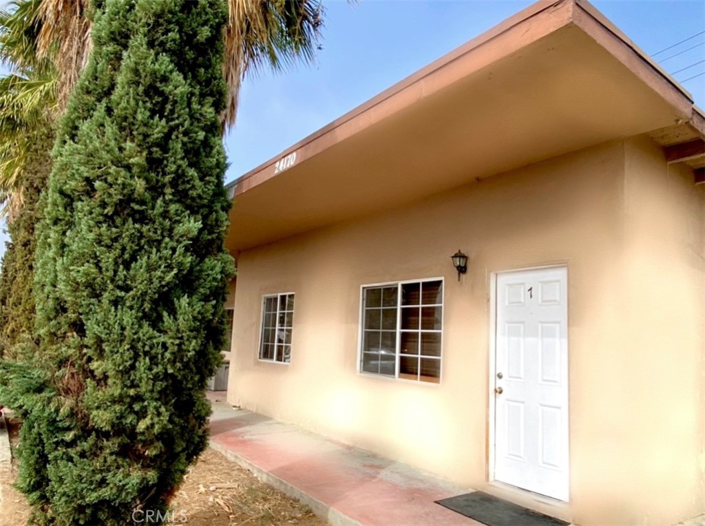 COZY ONE BED, ONE BATH APARTMENT. OPEN LIVING ROOM AND KITCHEN WITH DINING AREA. SPACIOUS BEDROOM WITH PLENTY OF CLOSET SPACE. ALL UTILITIES INCLUDED!