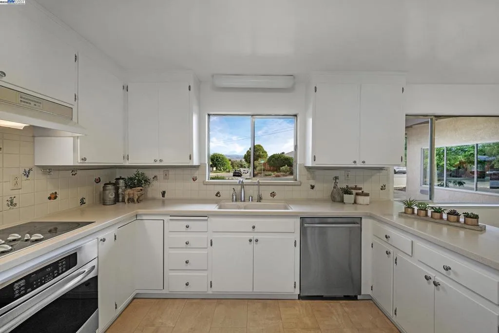 Livermore, California 94550, United States, 4 Bedrooms Bedrooms, ,3 BathroomsBathrooms,Residential,Active,219679