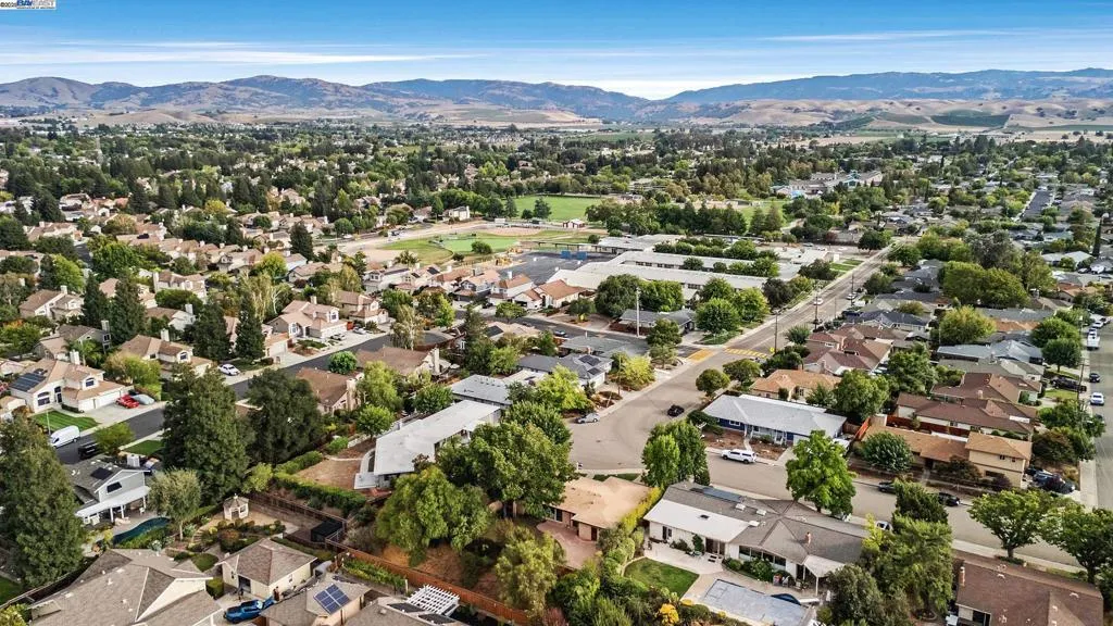 Livermore, California 94550, United States, 4 Bedrooms Bedrooms, ,3 BathroomsBathrooms,Residential,Active,219679