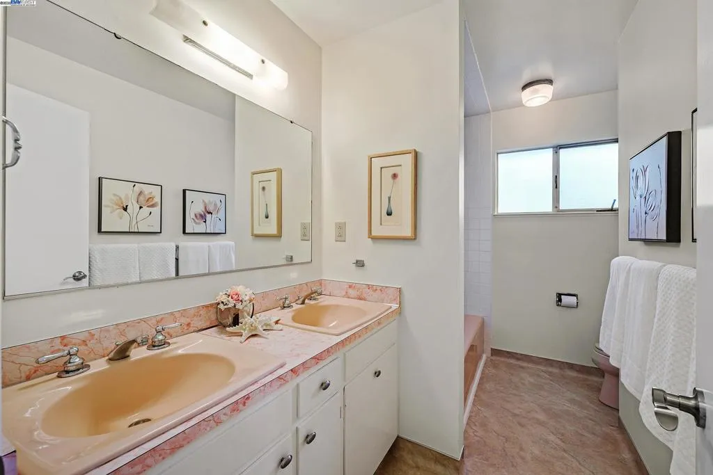 Livermore, California 94550, United States, 4 Bedrooms Bedrooms, ,3 BathroomsBathrooms,Residential,Active,219679