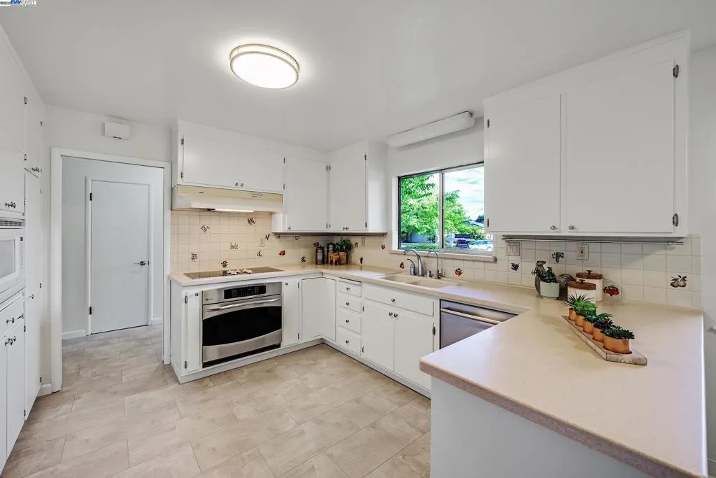 Livermore, California 94550, United States, 4 Bedrooms Bedrooms, ,3 BathroomsBathrooms,Residential,Active,219679