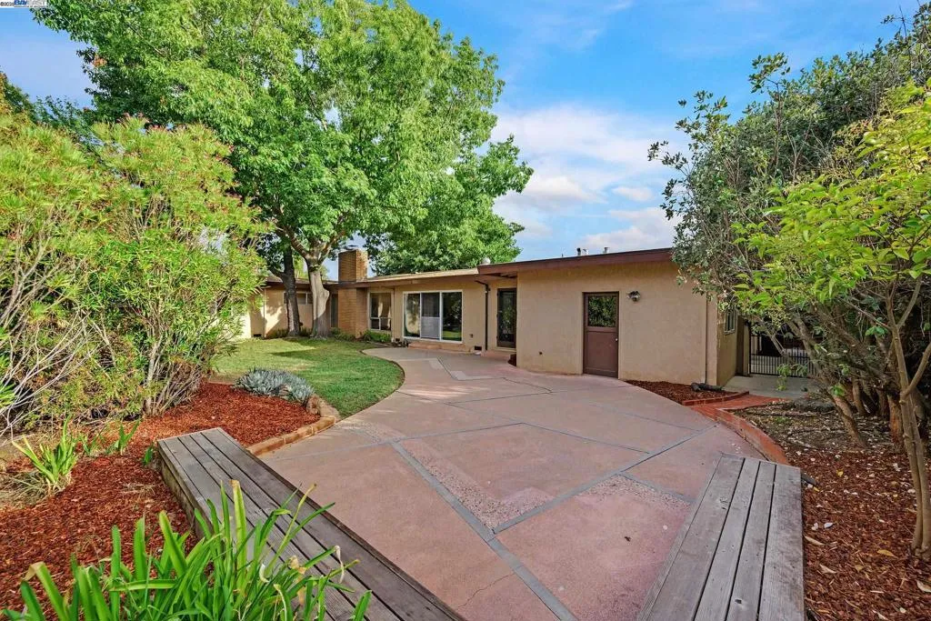 Livermore, California 94550, United States, 4 Bedrooms Bedrooms, ,3 BathroomsBathrooms,Residential,Active,219679