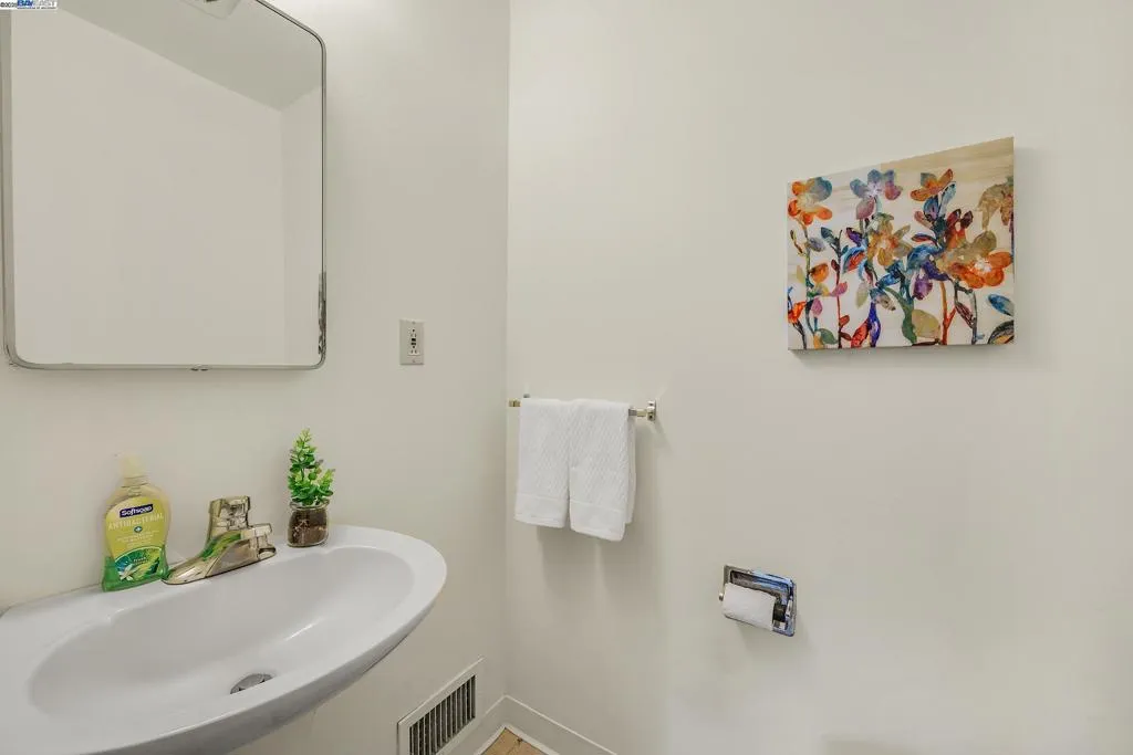 Livermore, California 94550, United States, 4 Bedrooms Bedrooms, ,3 BathroomsBathrooms,Residential,Active,219679