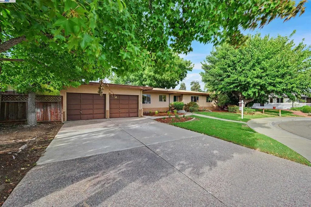 Livermore, California 94550, United States, 4 Bedrooms Bedrooms, ,3 BathroomsBathrooms,Residential,Active,219679