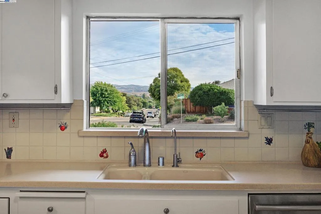 Livermore, California 94550, United States, 4 Bedrooms Bedrooms, ,3 BathroomsBathrooms,Residential,Active,219679