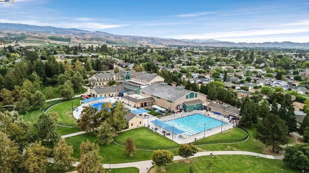 Livermore, California 94550, United States, 4 Bedrooms Bedrooms, ,3 BathroomsBathrooms,Residential,Active,219679