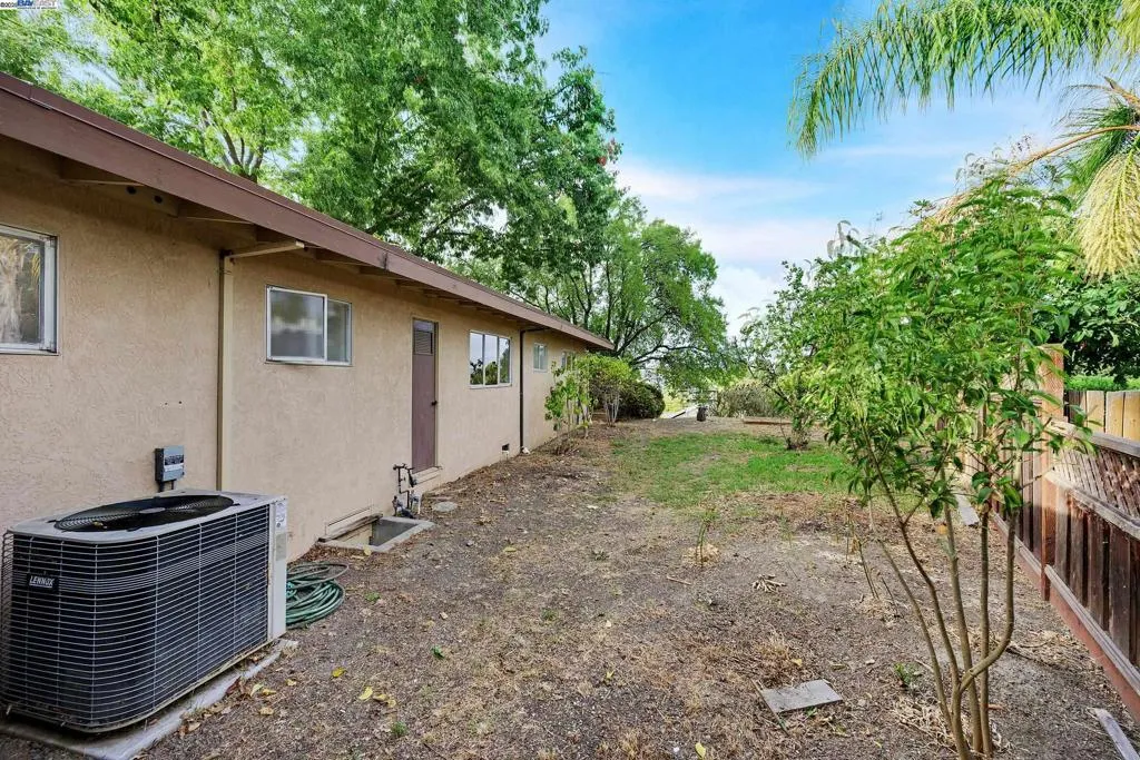 Livermore, California 94550, United States, 4 Bedrooms Bedrooms, ,3 BathroomsBathrooms,Residential,Active,219679