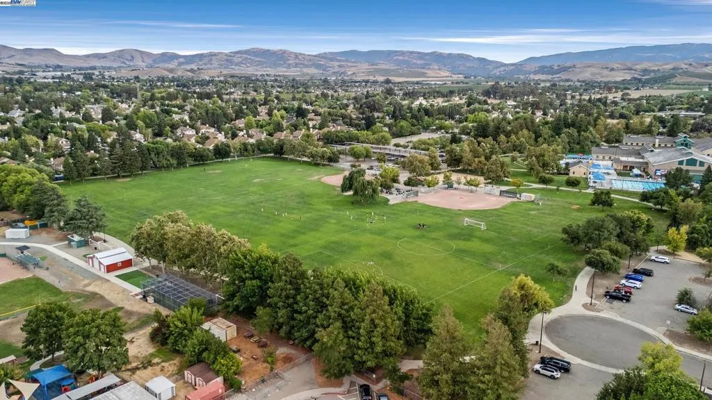 Livermore, California 94550, United States, 4 Bedrooms Bedrooms, ,3 BathroomsBathrooms,Residential,Active,219679