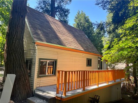Photo of 719 Woodland Rd, Crestline, CA 92325 (MLS # PW26009461)