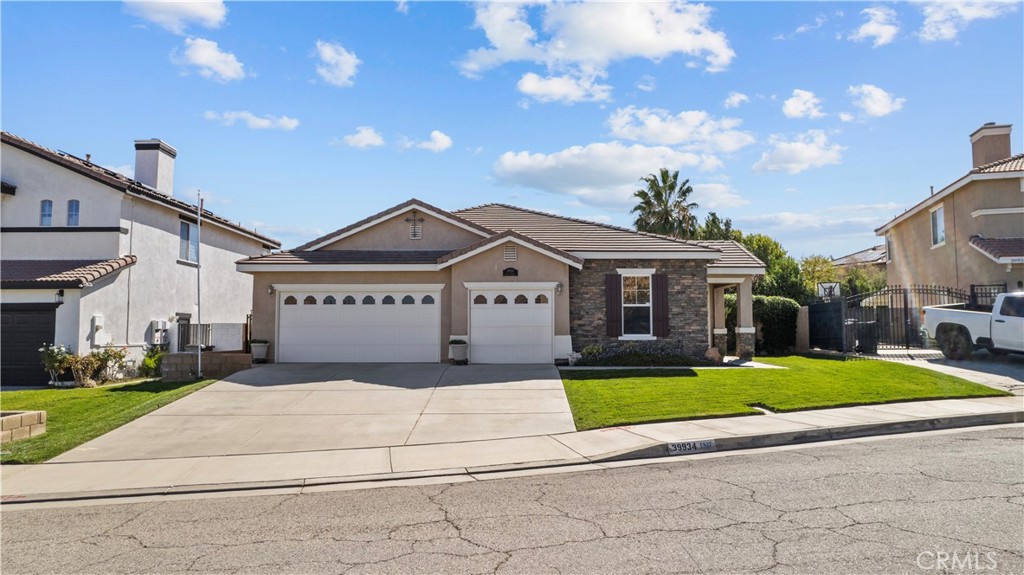 Main image without alt text