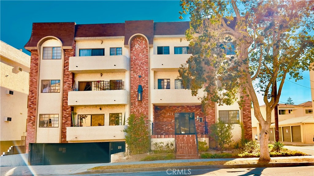 THE PERFECT PLACE TO CALL HOME!!
This a spacious, bright, airy and quiet corner unit. Freshly painted 2 bedroom, 2 bath condo with balcony only shares one wall with another unit. The master bedroom has plenty of closet & storage space and comes with en-suite bathroom. Second bedroom is large. The unit has hardwood floors, central air and heating, and has own washing machine and dryer. The kitchen has oven with an air fryer feature and brand new microwave. The property has plenty of windows for natural light and keeps things bright. There are two tandem parking spots that have security gate. The unit is also near courtyard. Tho condo is on a quiet street, close to offices, shops, restaurants and UCLA. Minutes from the freeway.