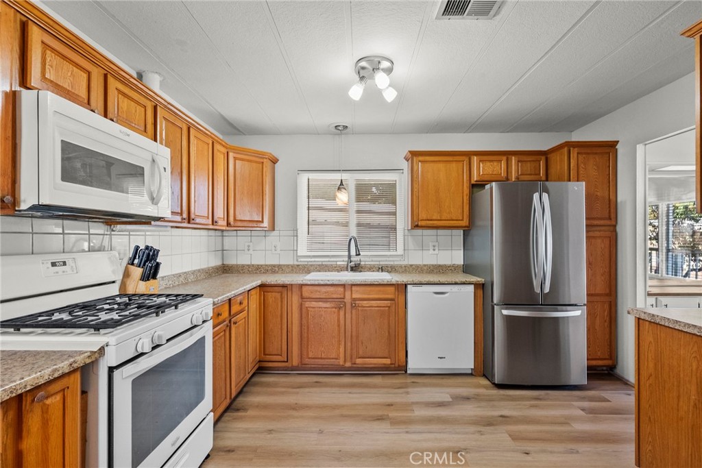 Santa Susan Woods Mobile (244) - Manufactured In Park