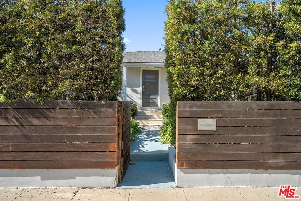 Photo of 2939 S Oakhurst Avenue, Los Angeles, CA 90034 (MLS # 25629889)