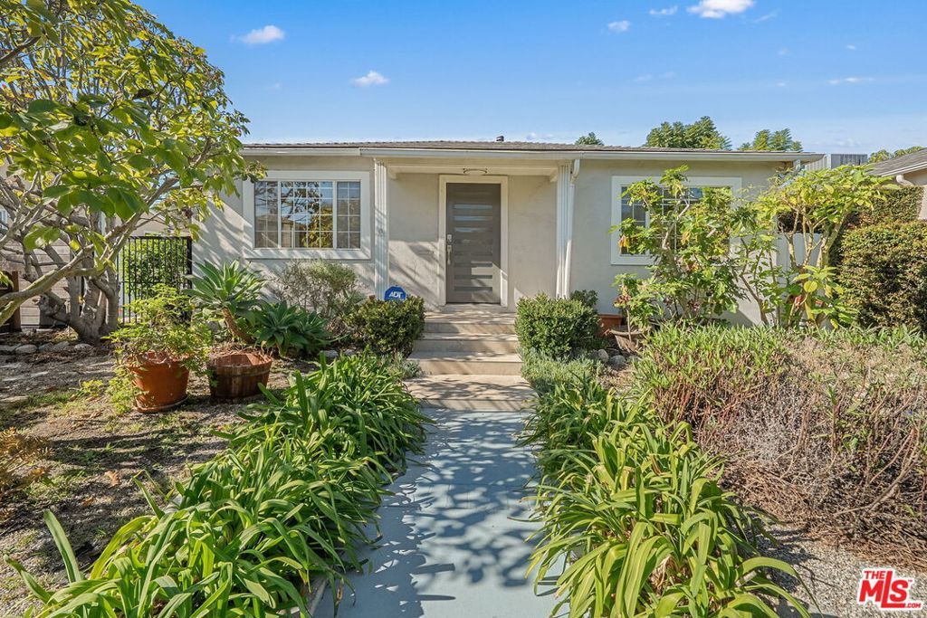 Photo of 2939 S Oakhurst Avenue, Los Angeles, CA 90034 (MLS # 25629889)