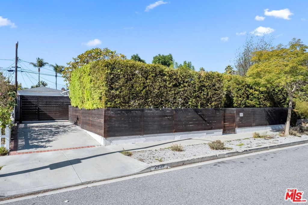 Photo of 2939 S Oakhurst Avenue, Los Angeles, CA 90034 (MLS # 25629889)