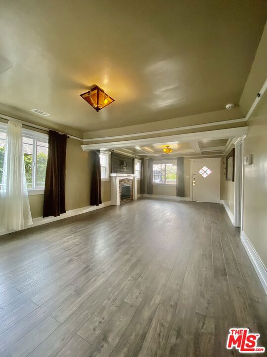 4414 S Van Ness Avenue