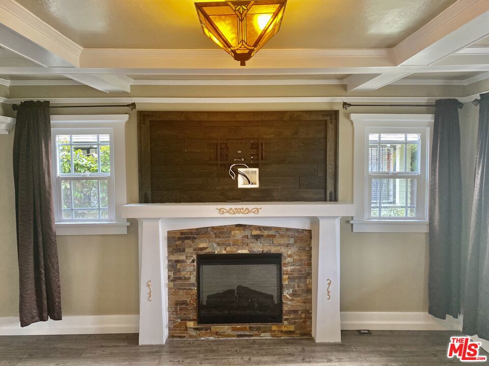 4414 S Van Ness Avenue