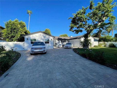 Photo of 9150 Zelzah Avenue, Northridge, CA 91325 (MLS # SR26113009)