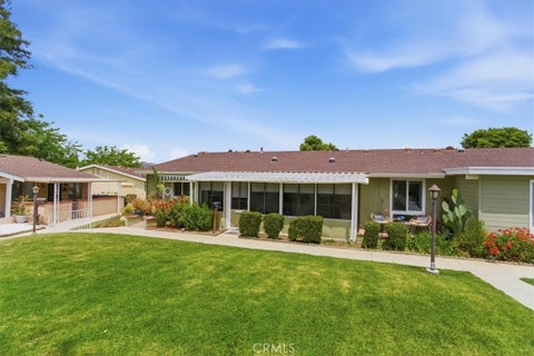 Photo of 19203 Avenue Of The Oaks, C, Newhall, CA 91321 (MLS # SR26111903)