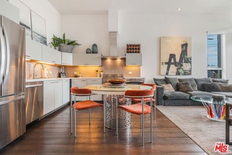 Photo of 751 N Fairfax Avenue #4, Los Angeles, CA 90046 (MLS # 26674145)