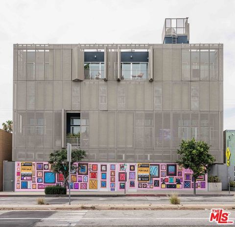 Photo of 751 N Fairfax Avenue #4, Los Angeles, CA 90046 (MLS # 26674145)