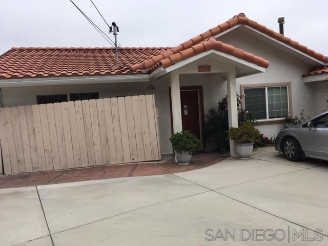 Two Bedroom, two full baths house for rent, beautiful views and quiet neighborhood. recently remodeled. Updated kitchen and bathrooms, tile and wood floors, vaulted ceilings, nice open floor plan of the living room, dining and kitchen. Pets ok with restrictions. Deposit is one month's rent. On private quiet "not through" street Available September 1st.