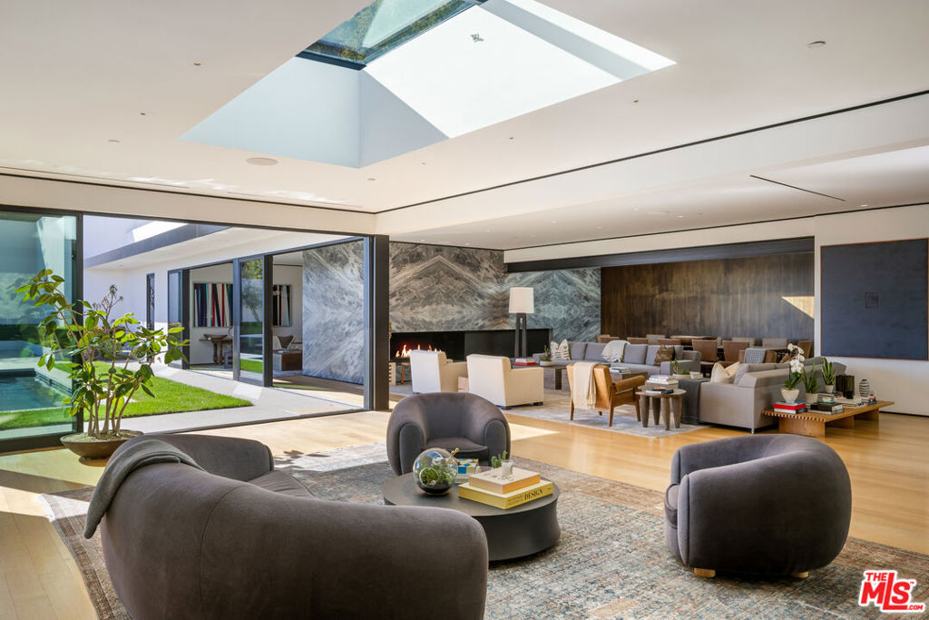 1877 Rising Glen Road