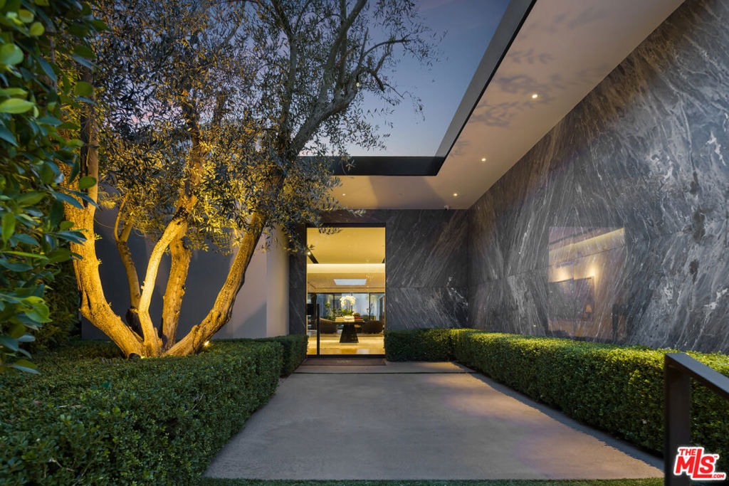 1877 Rising Glen Road