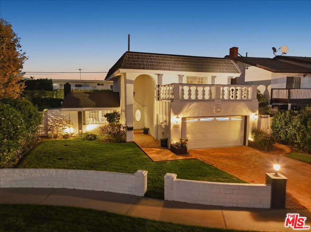 Photo of 3010 Stoner Avenue, Los Angeles, CA 90066 (MLS # 26670415)