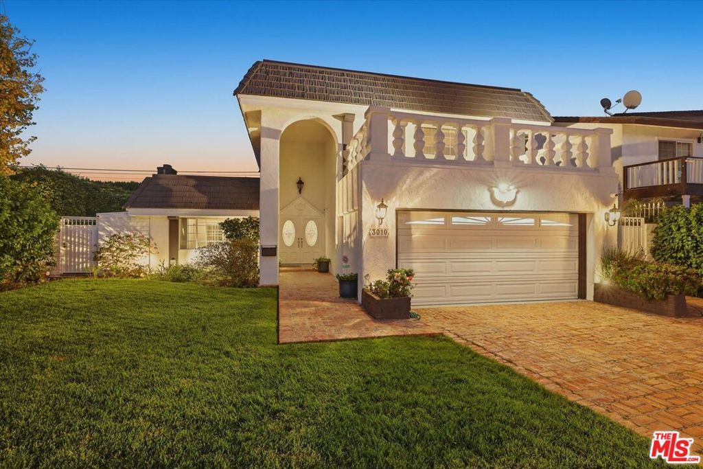 Photo of 3010 Stoner Avenue, Los Angeles, CA 90066 (MLS # 26670415)