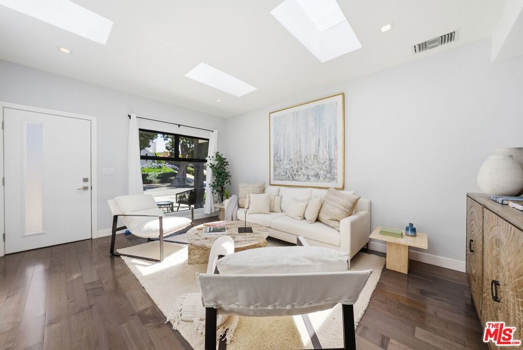 Photo of 3629 Corinth Avenue, Los Angeles, CA 90066 (MLS # 26839451)