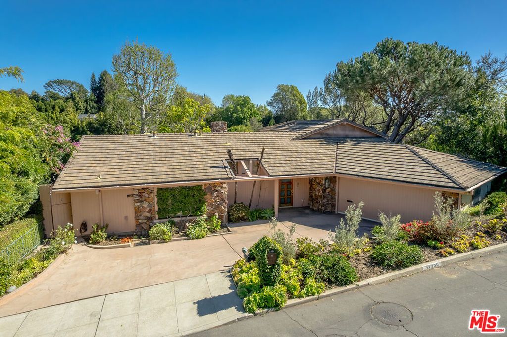 Photo of 11356 Thurston Circle, Los Angeles, CA 90049 (MLS # 26662863)