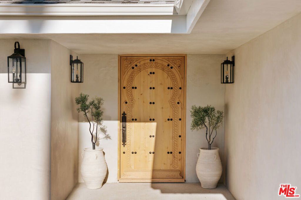 Photo of 880 Teakwood Road, Los Angeles, CA 90049 (MLS # 26664543)