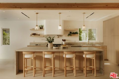 880 Teakwood Road Los Angeles CA 90049