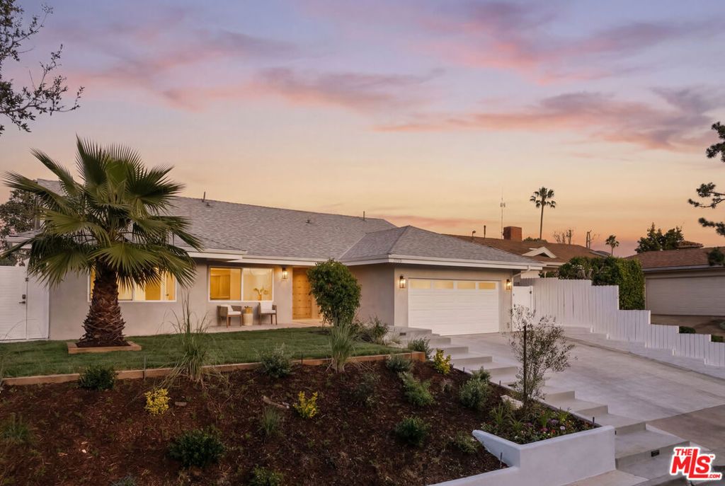 Photo of 880 Teakwood Road, Los Angeles, CA 90049 (MLS # 26664543)
