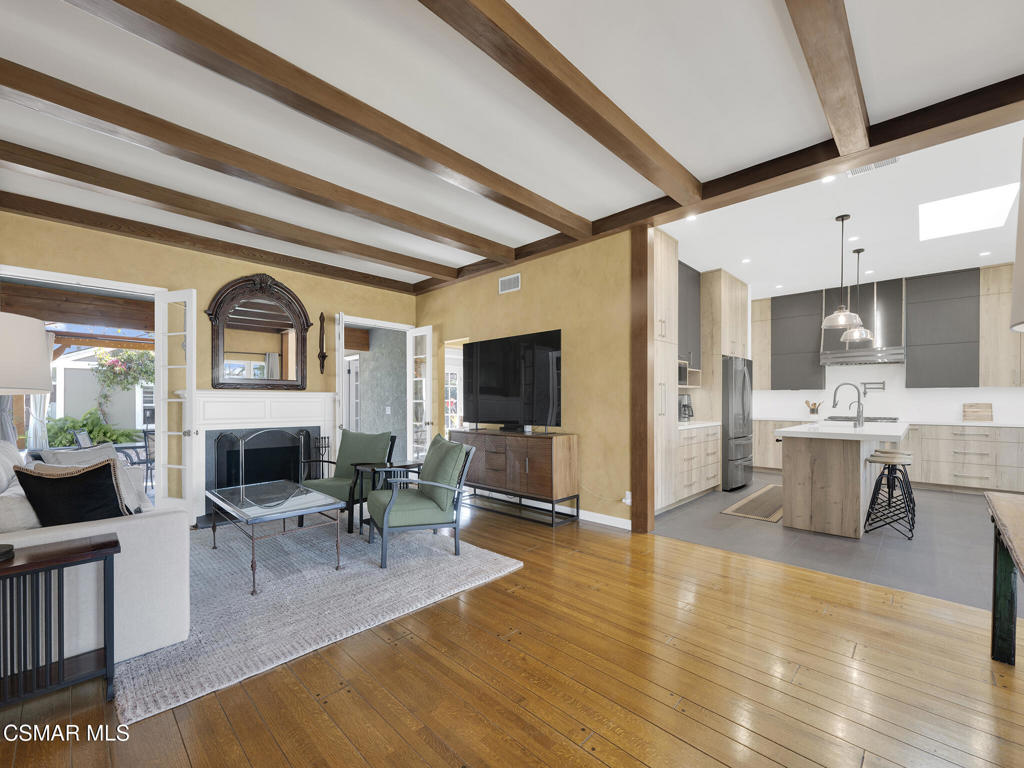 1524 W Riverside Drive