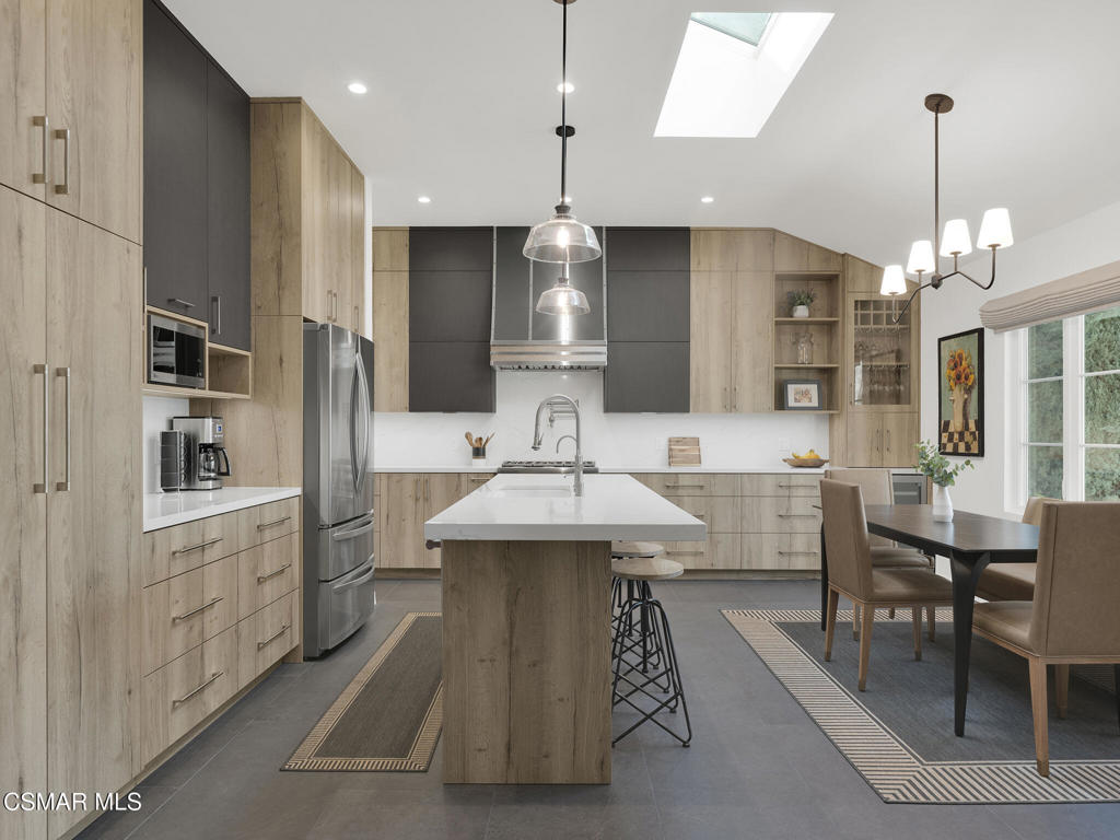 1524 W Riverside Drive