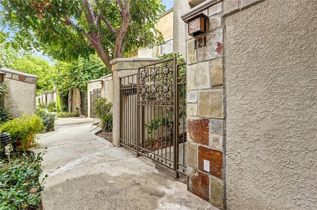 Photo of 21901 Lassen Street #121, Chatsworth, CA 91311 (MLS # SR25226126)
