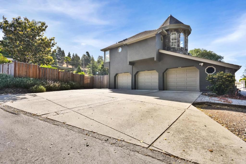 2295 Mcdonald Lane