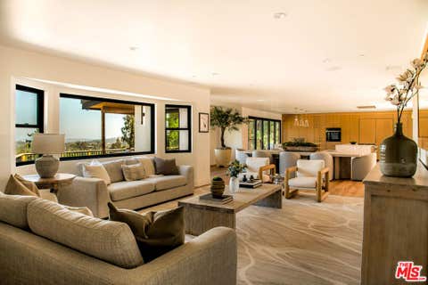 Property photo of 122 Patrician Way, Pasadena, CA 91105