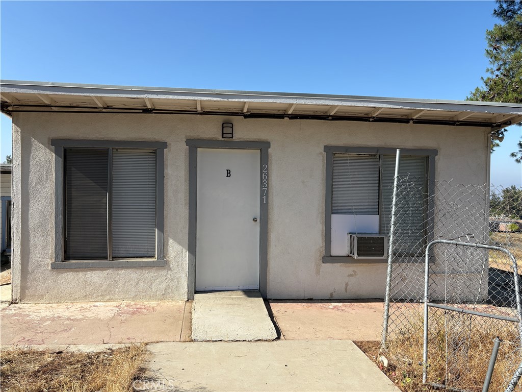 ACCESS ROAD IS DIRT. CUTE 1 BEDROOM/1 BATH APARTMENT WITH KITCHEN ON A 5 ACRE LOT