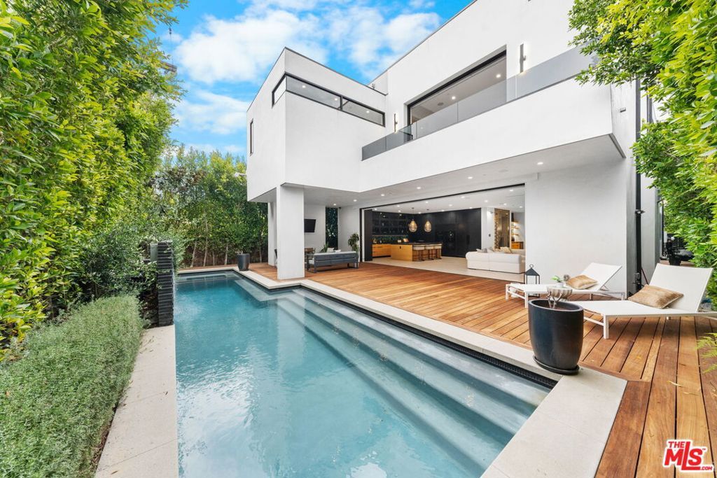 Photo of 842 N Orange Grove Avenue, Los Angeles, CA 90046 (MLS # 25558037)
