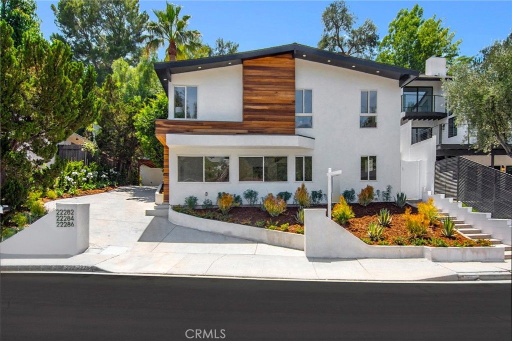 Photo of 22284 Avenue San Luis, Woodland Hills, CA 91364 (MLS # SR25173041)