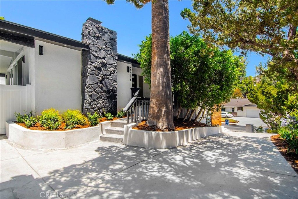 Photo of 22284 Avenue San Luis, Woodland Hills, CA 91364 (MLS # SR25173041)
