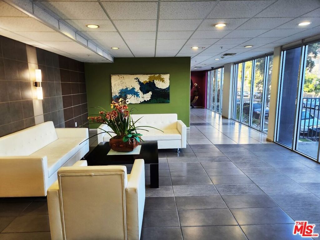 Photo of 733 S Manhattan Place #405, Los Angeles, CA 90005 (MLS # 25597165)