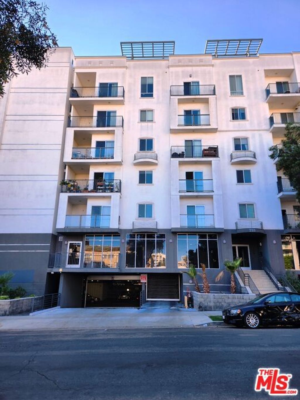 Photo of 733 S Manhattan Place #405, Los Angeles, CA 90005 (MLS # 25597165)
