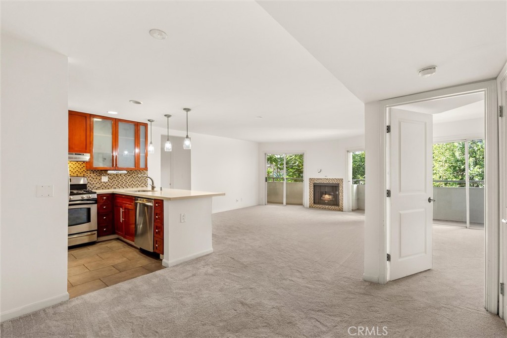 4702 Fulton Avenue 202