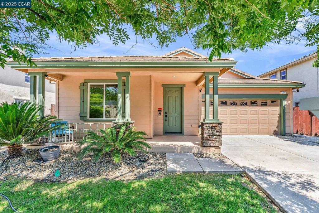 Welcome to Teal Cove at Cypress Grove! Single story home in the heart of Oakley! Open floor plan, new interior flooring & paint! New baseboards and door moldings! Three generous sized bedrooms plus a den that can be converted into a fourth bedroom. Kitchen-family combo great for entertaining! Tree lined street, close to shops, restaurants, commute access and schools! Solar system as well.