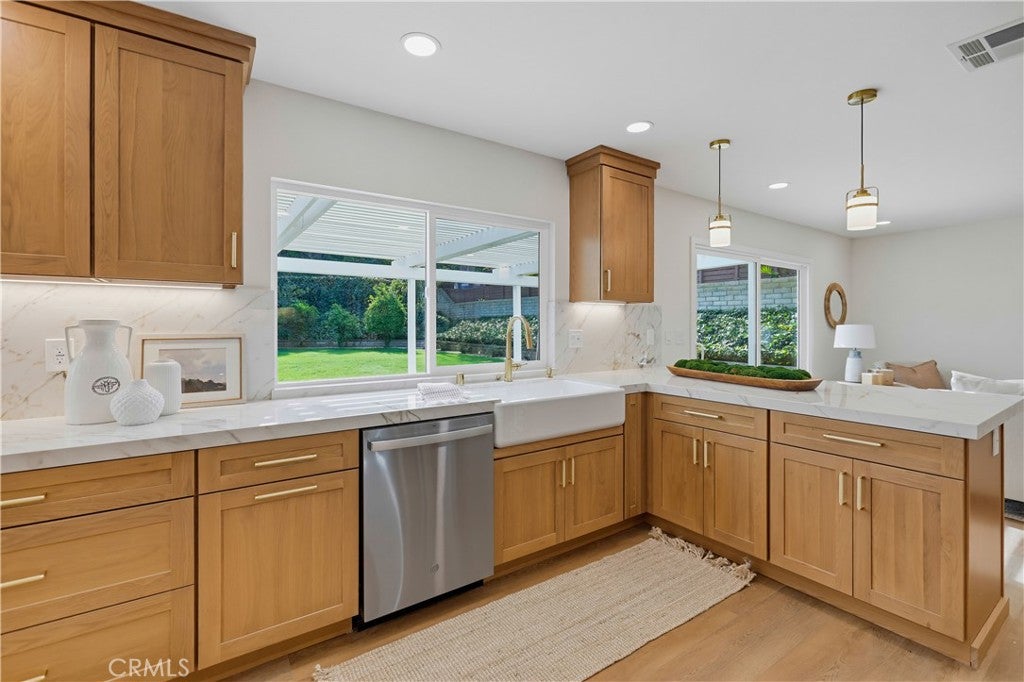 5416 E Willowick