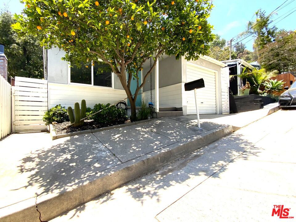 8462 Kirkwood Drive, Los Angeles CA 90046